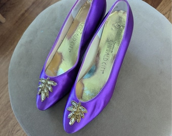 Vtg Kitten Heels Purple Satin Beaded Leaf Pointed Toe 10M Regency Witchy *READ