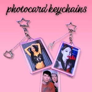 Puede incluir: Llaveros personalizados con fotocard mini y cierres en forma de estrella. Los llaveros presentan fotos de personas. El texto "Custom mini photocard keychains" está escrito en cursiva sobre un fondo rosa.