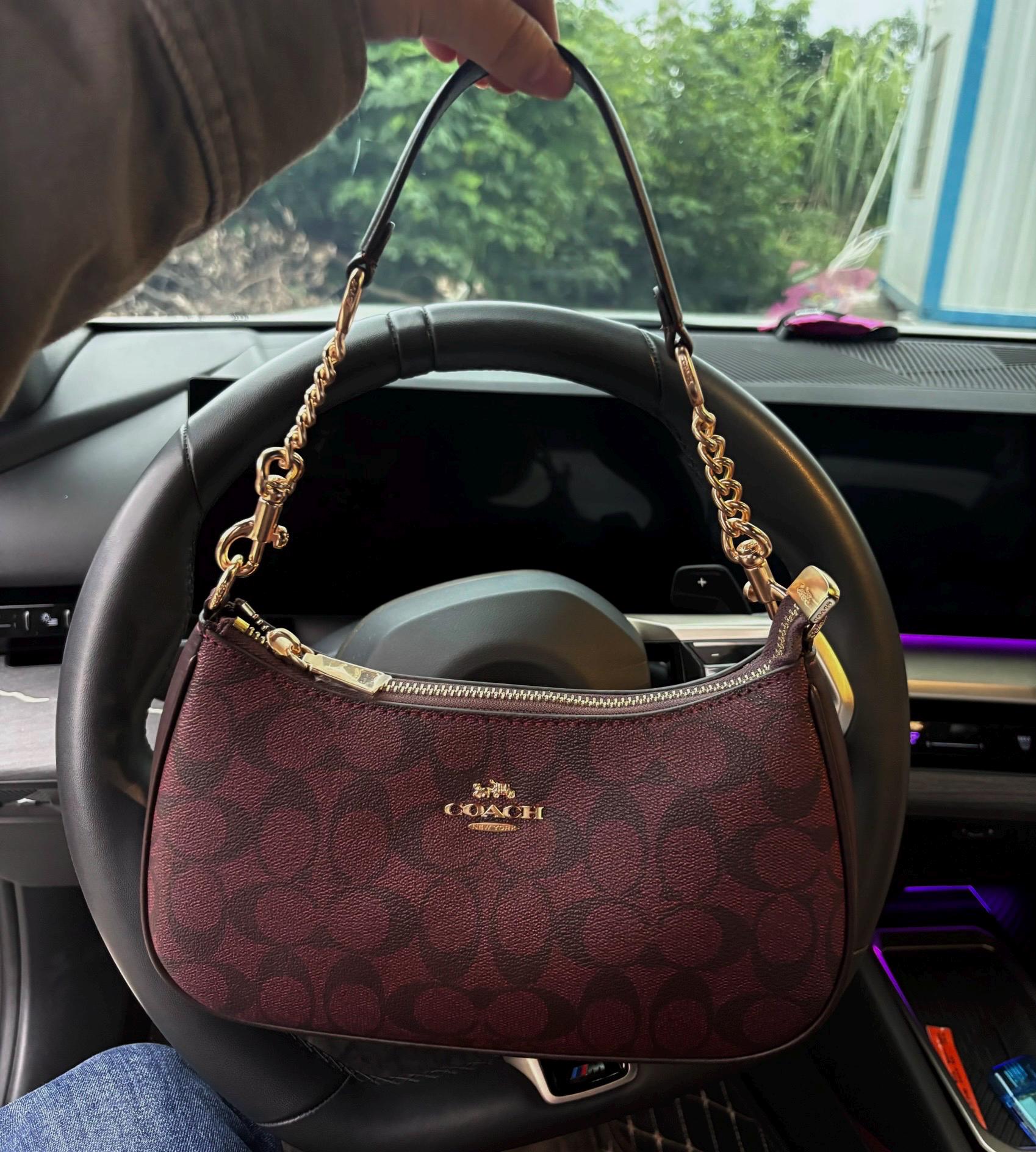 ✨Rare✨Coach Burgundy One-Shoulder Pouch ✨Rare✨Coach Burgundy One-Shoulder Pouch