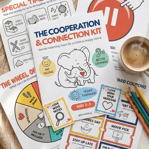 Könnte beinhalten: Eine Sammlung von Elternwerkzeugen und Gutscheinen, darunter ein "Special Time Menu" und das "The Cooperation & Connection Kit". Das Kit zeigt Illustrationen von Elefanten und verschiedenen Aktivitäten, mit einer Tasse Kaffee und Buntstiften.