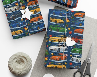 Könnte beinhalten: Mehrere Geschenkverpackungen mit marineblauem Geschenkpapier, das mit Illustrationen von bunten Autos, Weihnachtsbäumen und Schnee verziert ist. Die Geschenke sind mit Bindfaden gebunden und mit stern- und herzförmigen Anhängern verziert. Eine Garnrolle und eine Schere sind ebenfalls vorhanden.