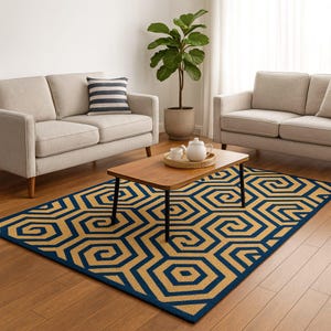 Peut inclure: Tapis de salon à motifs géométriques bleu marine et beige. Le tapis présente un motif hexagonal répétitif. Il est placé dans un salon avec deux canapés beiges, une table basse en bois et une plante en pot. Dimensions: environ 200 cm x 300 cm.