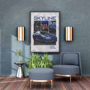 Könnte beinhalten: Gerahmtes Poster mit einem blauen Nissan Skyline-Auto mit dem Text "SKYLINE" und "R". Das Poster hängt an einer blauen Wand, davor stehen ein Stuhl, ein Hocker und Pflanzen. Der Text "ANYONE, ANYTIME, ANYWHERE" steht unten.