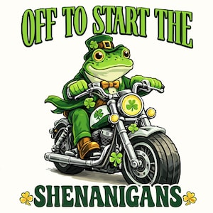 Pode incluir: Uma rã de desenho animado de terno e chapéu verdes, andando de moto. A imagem tem o texto "OFF TO START THE SHENANIGANS" em verde. A rã tem uma gravata borboleta e detalhes de trevo, com um trevo no farol.