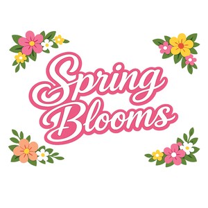 以下が含まれることがあります： ピンク色の筆記体フォントで「Spring Blooms」と書かれたグラフィック。白い縁取りがあり、ピンク、黄色、白の花と緑の葉が白い背景に配置された、コーナーに花の配置が施されています。