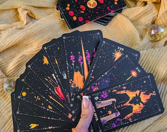 Jeu de tarot gothique de 78 cartes, motif céleste floral sombre, cadeau esthétique de sorcellerie, outil de divination cosmique, tarot botanique unique pour apprenti