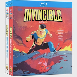 Könnte beinhalten: Blu-ray-Box-Set der Zeichentrickserie "Invincible", Staffel 1 und 2. Das Cover zeigt einen Superhelden in einem gelb-blauen Anzug vor rotem Hintergrund. Der Titel "Invincible" ist in großen gelben Buchstaben.