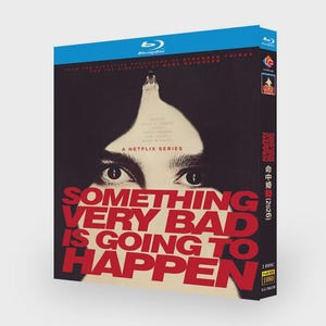 Puede incluir: Caja de disco Blu-ray de "Something Very Bad Is Going to Happen". La portada presenta un primer plano de ojos y el título en letras rojas grandes. La caja es una serie de Netflix.
