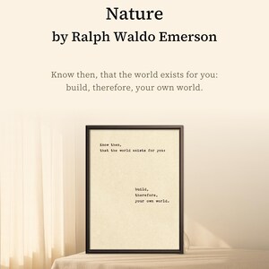 Op de afbeelding: Een ingelijste print met de tekst "Nature by Ralph Waldo Emerson". Het citaat luidt: "Weet dan, dat de wereld voor jou bestaat: bouw daarom je eigen wereld." De print zit in een zwarte lijst.
