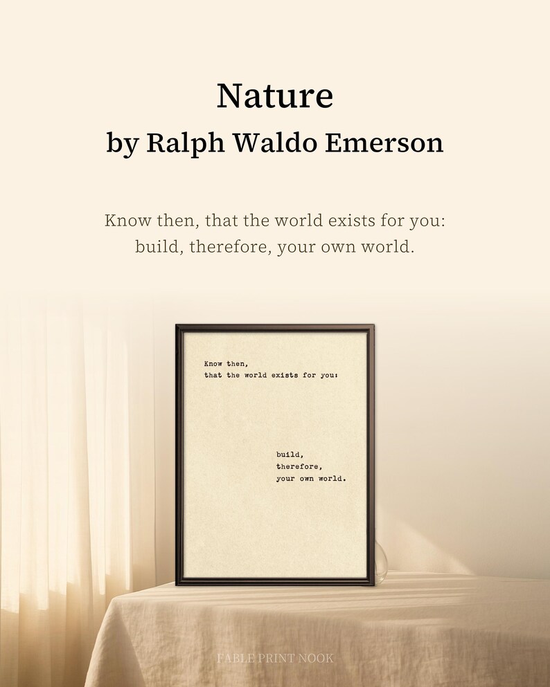 Op de afbeelding: Een ingelijste print met de tekst "Nature by Ralph Waldo Emerson". Het citaat luidt: "Weet dan, dat de wereld voor jou bestaat: bouw daarom je eigen wereld." De print zit in een zwarte lijst.