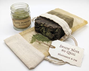 Jabón negro africano Qasil hecho a mano - Exfoliante natural de Somalia - Desintoxicación profunda de los poros para una piel radiante - Incluye bolsa de regalo de organza 170 g