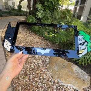 Joker & Bat 3D acryl nummerplaatlijst Dark Hero vs Villain-ontwerp glanzend zwarte handgemaakte autoplaatafdekking – unieke lijst voor verkoper in de VS