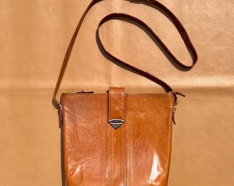 Vintage Perlina Tan Leather Purse—Neutral Classic Shoulder Bag with Metal Accents