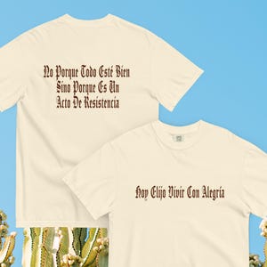 Elijo Vivir Con Alegria ...Porque ... Garment-Dyed T-Shirt, Lateinischer Besitz, Spanisches Zitat