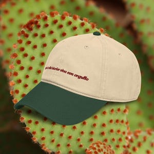 Gorra de Béisbol Bordada: Afirmación en Español "Que Tu Niña Interior Viva Con Orgullo"