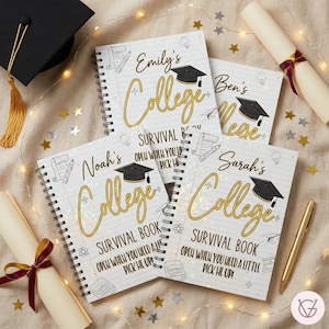 Peut inclure: Quatre cahiers à spirales personnalisés, chacun avec un nom et le mot "College" en lettres dorées. Les cahiers sont décorés de coiffes de graduation et du texte "Survival Book, Open When You Need a Little Pick Me Up!"
