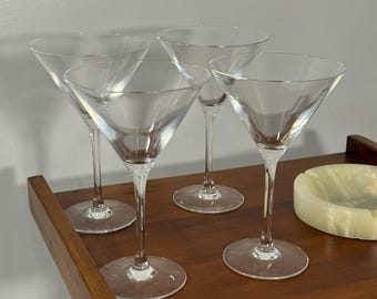 Ensemble de 4 verres à martini vintage. Verres à cocktail en cristal transparent, accessoires de bar minimalistes, design de table intemporel