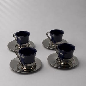 Set med 4 marinblå espressokoppar med kromade hållare – minimalistisk 70-talsdesign – Vintage porslin