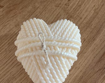 Vela en forma de corazón de cera de colza vertida a mano / Wollknäuel Design, regalo vegano