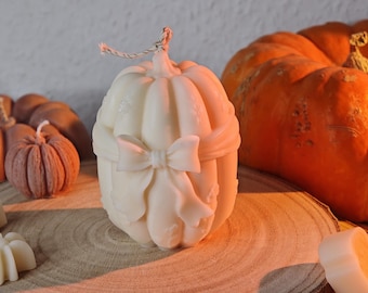 Vela de calabaza de cera de colza vertida a mano / Lazo floral, aroma otoñal (8,5 x 7 cm)