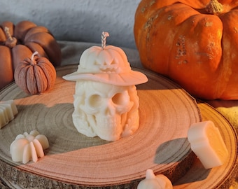 Handgegossene Totenkopfkerze mit Hexenhut aus Rapswachs / Halloween Duftkerze / ca. 6,8×6,5cm