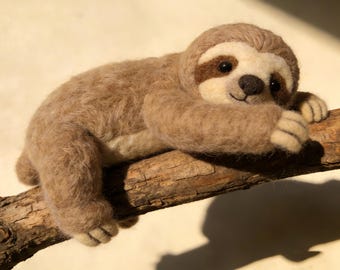Needle Felt Sloth Plush, Handmade Wool Sloth Toy, Cute Sloth Gift, Kawaii Animal Plush, Cozy Desk Decor