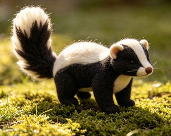 Needle Felted Skunk Plush, Cute Felted Skunk Toy, Handmade Wool Mini Animal, Kawaii Plush Decor, Small Animal Figurine Gift