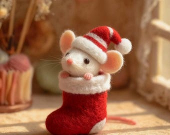 Handmade Felt Mouse with Gingerbread Cookie – Needle Felt Christmas Ornament, Cute Holiday Decor, Wool Felt Mouse Figurine, Christmas Gift