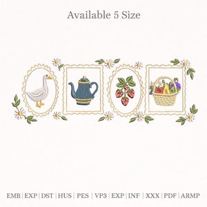 Bordo ricamato in stile rustico, cornice floreale con teiera a forma di oca e cestino di fragole, motivo a punto vintage per cucina country.