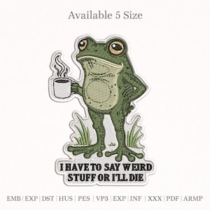 Puede incluir: Parche bordado con una rana verde sosteniendo una taza de café. La rana tiene grandes ojos amarillos y está sobre hierba. El texto dice: "I HAVE TO SAY WEIRD STUFF OR I'LL DIE". Disponible en 5 tamaños.