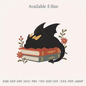 Może przedstawiać: Czarny haft z motywem smoka śpiącego na książkach z kwiatami. Smok ma złote akcenty i spoczywa na dwóch książkach. Tekst "Available 5 Size" znajduje się u góry. Formaty plików haftu są wymienione na dole.