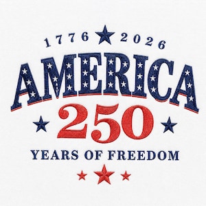 Puede incluir: Diseño bordado con el texto "AMERICA 250" en rojo y azul, celebrando 250 años de libertad. El diseño incluye estrellas y los años 1776 y 2026, todo sobre un fondo blanco.