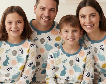 Pijamas familiares a juego para Pascua: Conjunto de pijamas con estampado de conejitos y huevos.