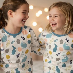 Pijamas familiares a juego para Pascua: Conjunto de pijamas con estampado de conejitos y huevos. imagen 3