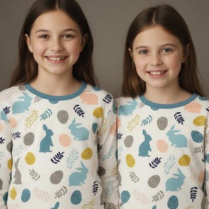 Puede incluir: Una taza de cer&aacute;mica blanca con un asa negra y el texto "But First, Coffee" en negro, con una fuente de estilo manuscrito. La taza est&aacute; sobre una superficie blanca.