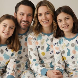 Pijamas familiares a juego para Pascua: Conjunto de pijamas con estampado de conejitos y huevos. imagen 4
