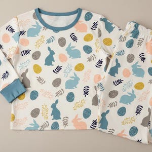 Pijamas familiares a juego para Pascua: Conjunto de pijamas con estampado de conejitos y huevos. imagen 6