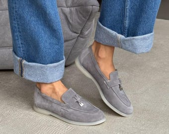 Mocassini in pelle scamosciata grigia da donna / Design slip-on fatto a mano / Dettaglio nappa / Fodera in pelle naturale / Versatile da indossare