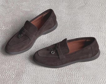 Damen Braune Wildleder Loafers | Raffinierter Slip-On-Stil mit Quasten-Detail | Kalbslederfutter