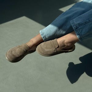 Zuecos de ante suave color café con leche para mujer / Mules forrados de cuero / Zuecos descalzos / Calzado cómodo para el día a día