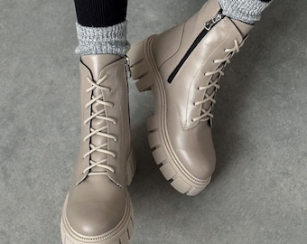 Botines gruesos para mujer / Botas de combate de cuero beige hechas a mano / Zapatos de cuero con cordones y forro polar / Estilo militar