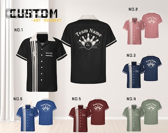 Puede incluir: Una colección de camisas de bolos de manga corta con botones en negro, rosa, azul marino, oliva, granate y azul. Cada camisa presenta un cuello blanco, rayas verticales en el frente y un gráfico en la espalda de bolos con el texto Team Name.