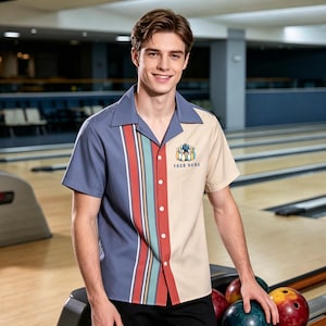 Puede incluir: Una camisa de bolos de manga corta con botones, con un diseño de bloques de color en azul pizarra y beige. La prenda incluye rayas verticales en rojo, verde azulado y blanco, y un gráfico de bolos con el texto YOUR NAME impreso.
