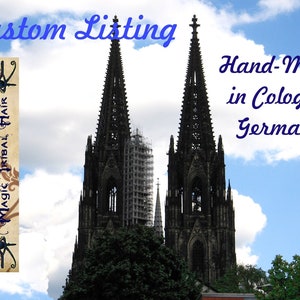 Może przedstawiać: Zdjęcie Katedry w Kolonii w Kolonii, Niemcy. Katedra to duży, gotycki kościół z dwiema wysokimi wieżami. Niebo jest niebieskie z białymi chmurami. W obrazie widoczny jest tekst "Custom Listing" i "Hand-Made in Cologne, Germany".
