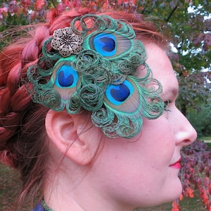 PEACOCK FASCINATOR Bride HAIRPIECE Wedding hair accessory Boho feather headpiece Bridal hair piece Renfaire hair jewelry Gothic hair clip