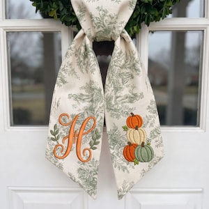Salbeigrüner Toile-Herbstkranz-Schärpe, personalisierte Monogramm-Türdekoration für Thanksgiving, Herbstlicher Blumenkranz-Schal mit gestickten, gestapelten Kürbissen