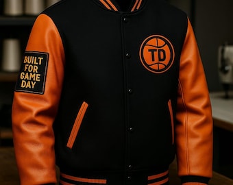 Chaqueta universitaria de baloncesto personalizada - Mangas de cuero negras y naranjas - Regalo personalizado para personas mayores