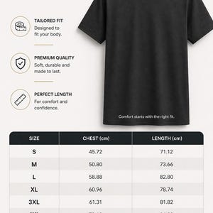K&ouml;nnte beinhalten: Ein schwarzes T-Shirt mit einer Gr&ouml;&szlig;entabelle. Die Tabelle listet Brust- und L&auml;ngenma&szlig;e in Zentimetern f&uuml;r die Gr&ouml;&szlig;en S bis 5XL auf. Der Text "Komfort beginnt mit der richtigen Passform" wird ebenfalls angezeigt.