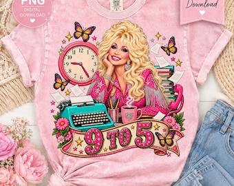 Könnte beinhalten: Ein rosafarbenes T-Shirt mit einer Grafik einer blonden Frau, einer Schreibmaschine, einer Uhr, einem Telefon und Schmetterlingen. Der Text 9 TO 5 steht auf einem Banner unten. Das Design enthält Sterne, Blumen und Papiere in Pink und Gelb.