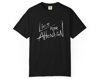 T-shirt med textlogotyp och lögner för uppmärksamhet